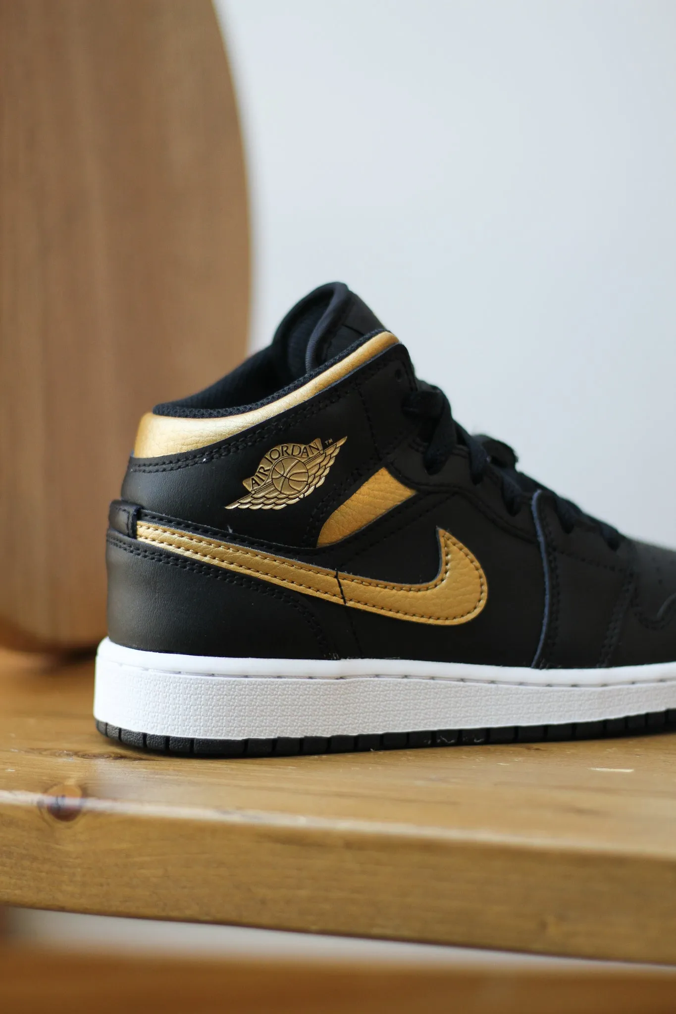 AIR JORDAN 1 MID (GS) "METALLIC GOLD"