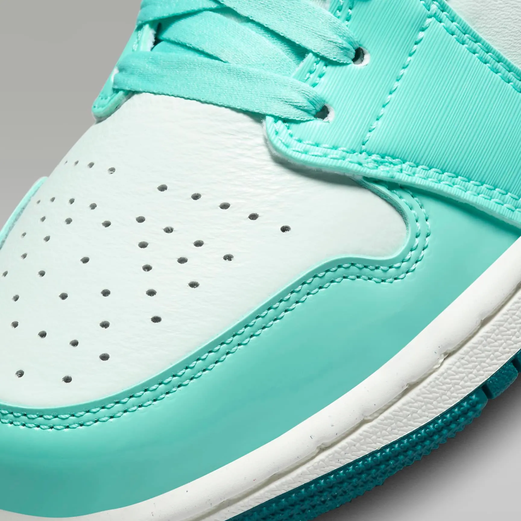 Nike Women's Air Jordan 1 Mid SE Shoes - Turquoise / Green / Sail / Teal