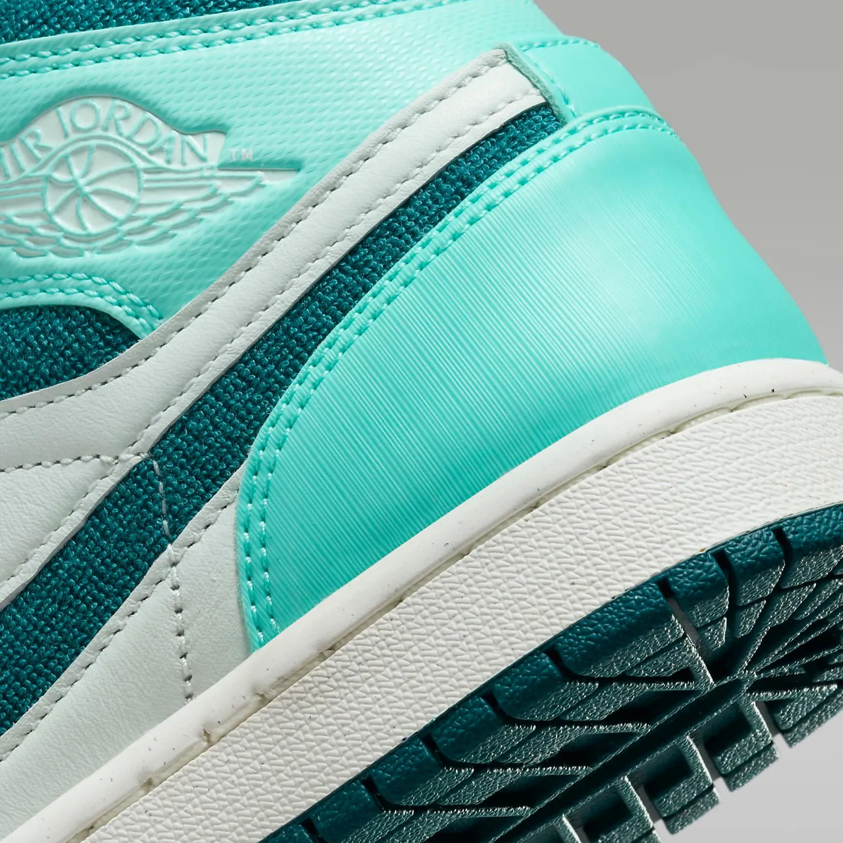 Nike Women's Air Jordan 1 Mid SE Shoes - Turquoise / Green / Sail / Teal